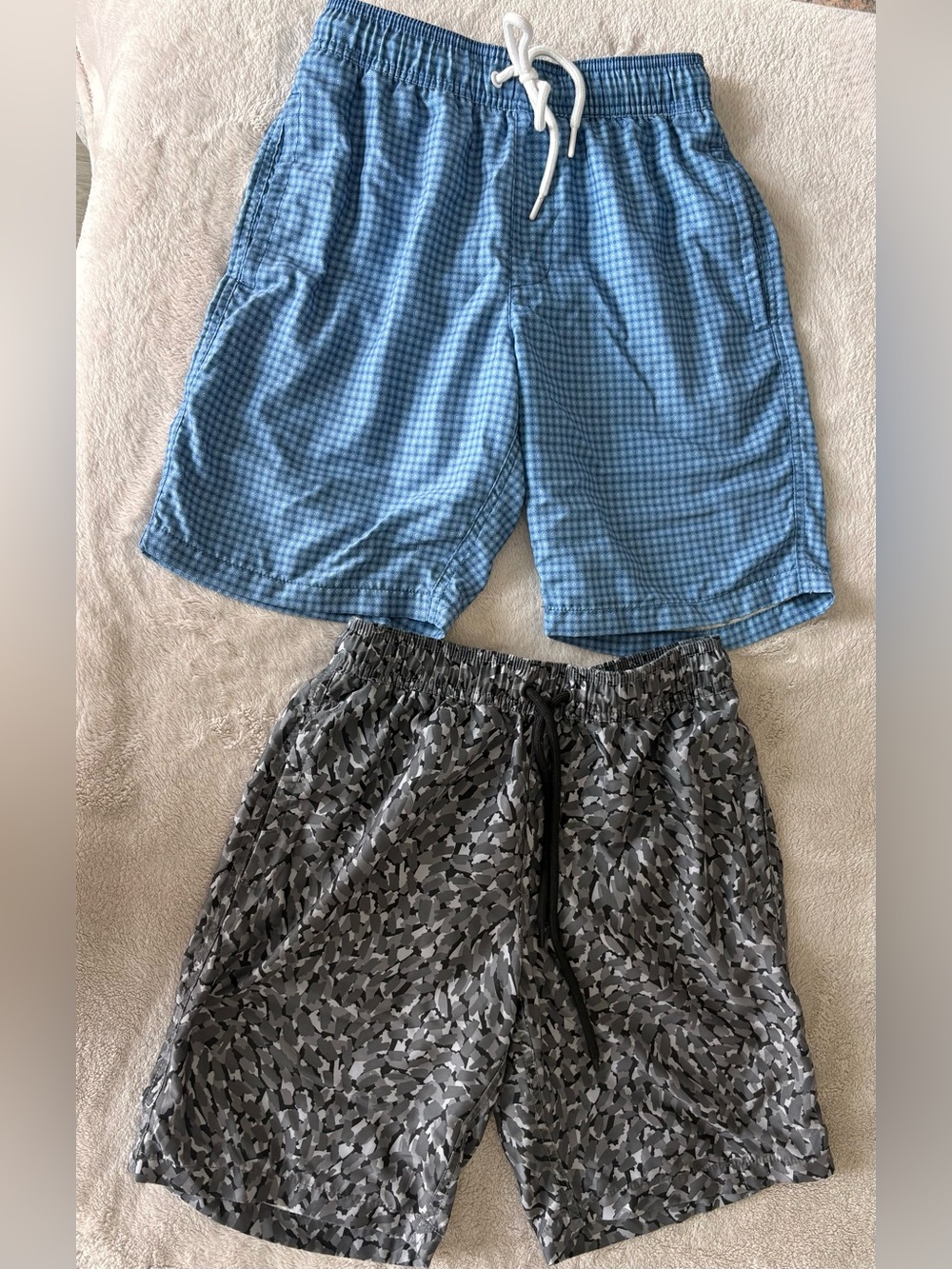 Amazon Essentials Men's Blue Gingham and Gray Pattern Swim Trunks - 2-Pack
